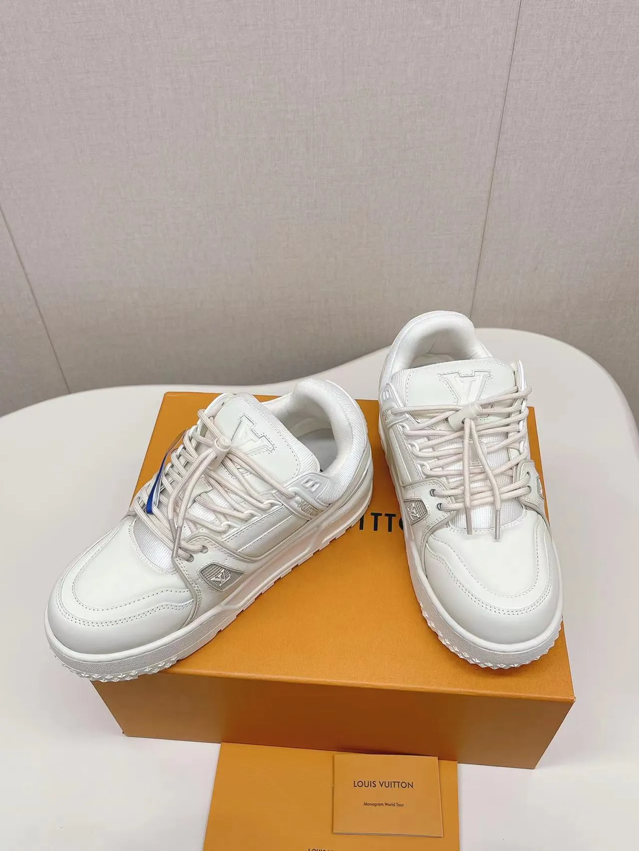 👟👟Ex-factory price 800👟👟 LV casual sneakers, new colors for early spring 2024, amplify the attention of the classic LV Trainer sneakers, and are an extension of inspiration from the 2023 spring and summer men's fashion show. Rubber L.v logos adorn the tongue, sides and back of the shoe. This pair of cute fat version of Trainer has attracted much attention. The three-dimensional and full shoe body is full of childlike fun while being trendy and cool! Size: 38-45